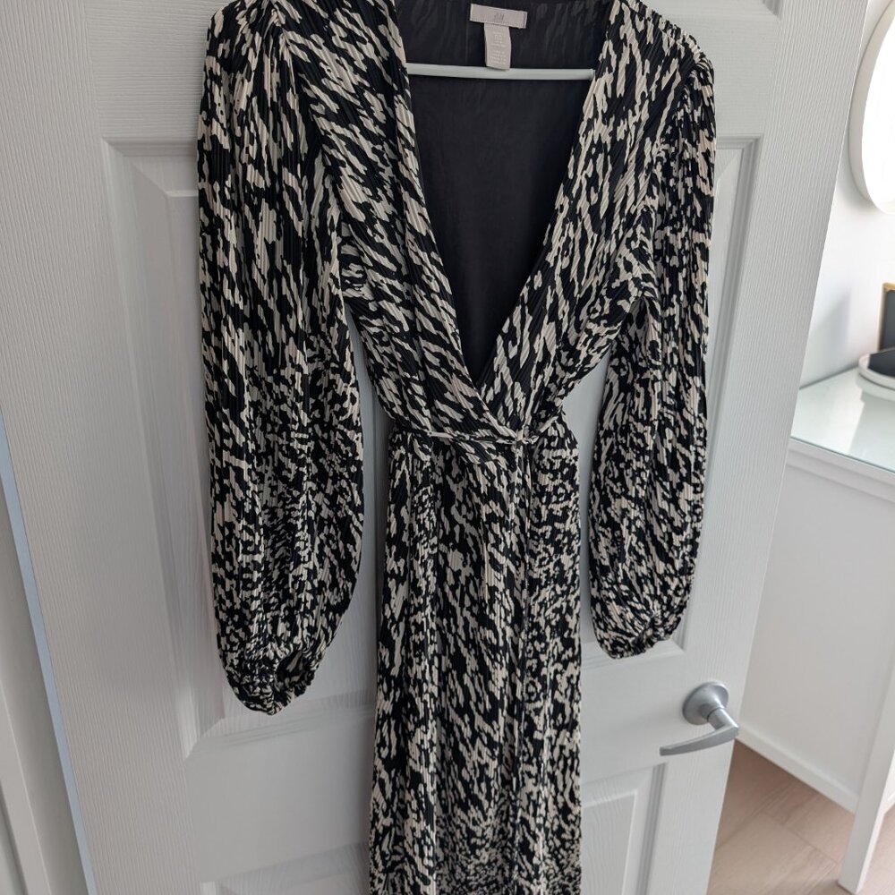 H&M Black and White Midi Wrap Dress - Size M